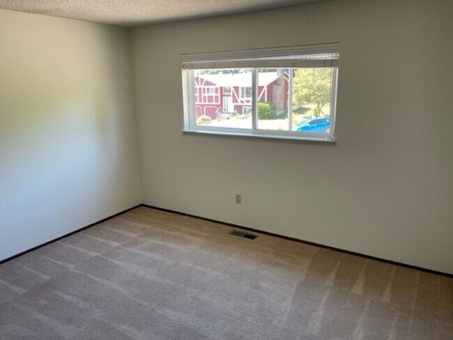 Building Photo - Beautifully Updated Home with Large Yard a...