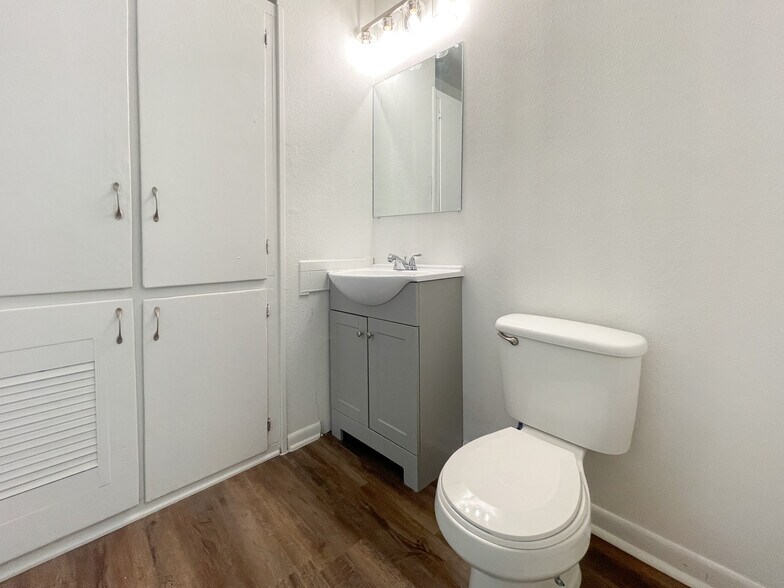 Building Photo - 3812 Pine Ave