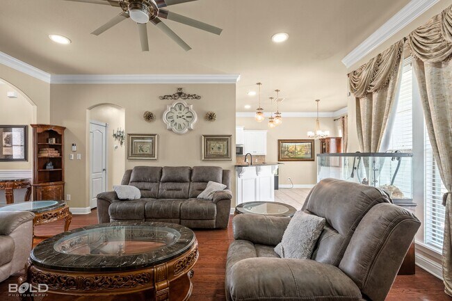 Building Photo - Check Out this 4 Bed 2 Bath with A Pool and Hot Tub