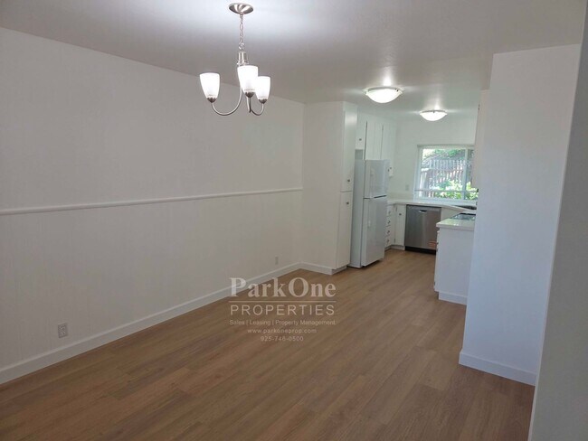 Building Photo - Spacious and Updated Heather Farms Townhome for Lease