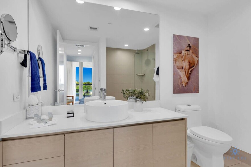 Building Photo - 2602 E Hallandale Beach Blvd