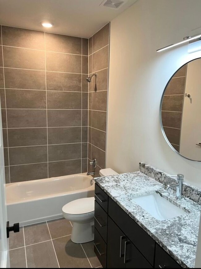 Building Photo - 104-106 Oakwood Ct