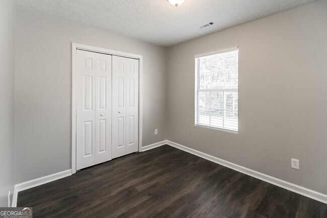 Building Photo - 9366 Thomas Rd