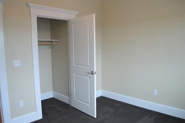 Building Photo - 2 Silver St