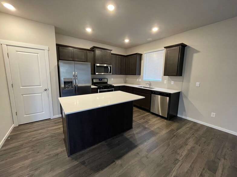 Fully equipped kitchen with stainless appliances - 5746 Waverly Rd SW