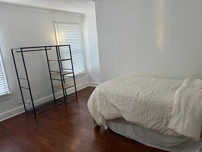 Building Photo - 507 W Elm Ave