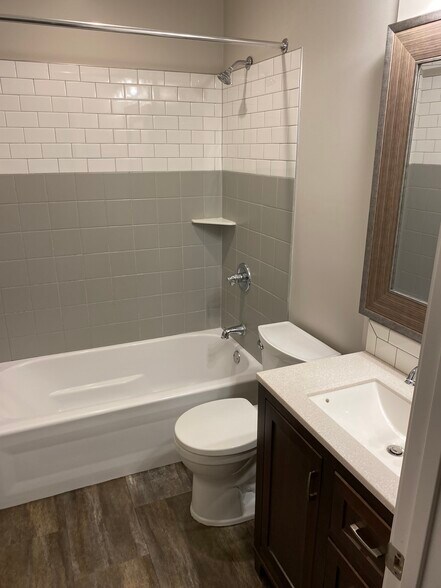 Full bath with tile surround - 950 29th Ave NE