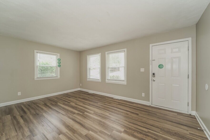 Building Photo - 4700 Hidden Valley Rd