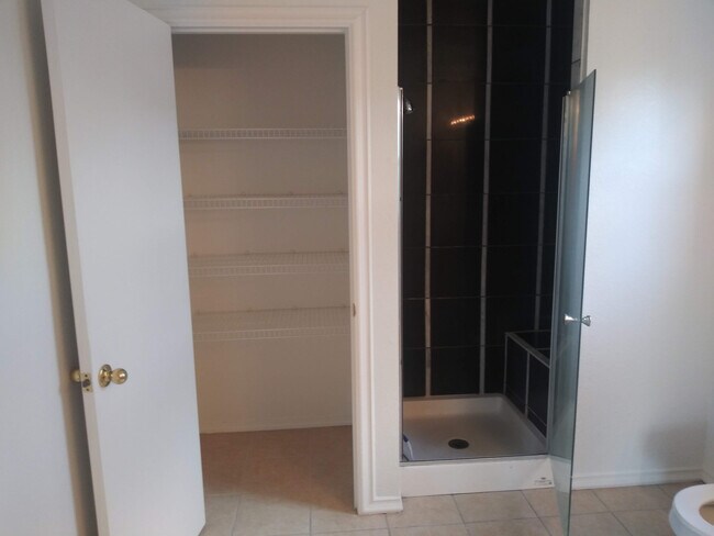 Building Photo - 3BR, 2.5BA, 2CG