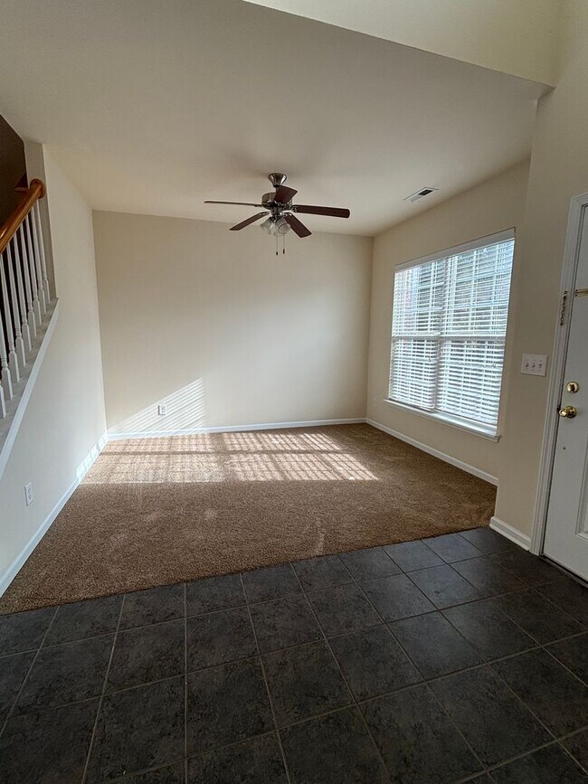 Building Photo - Spacious End Unit 3BR/2.5BA Townhouse