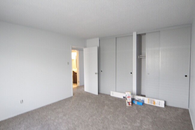 Building Photo - 2 Bedroom near Champion Golf Course!