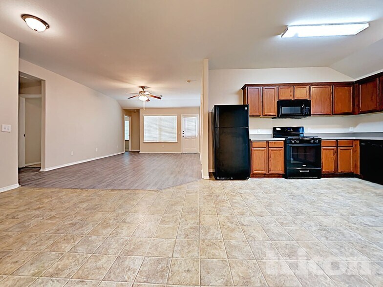 Building Photo - 110 N Golden Oak Dr