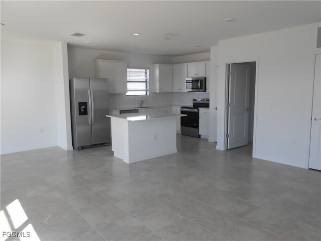 Building Photo - 623 Lakeside Oasis Ave