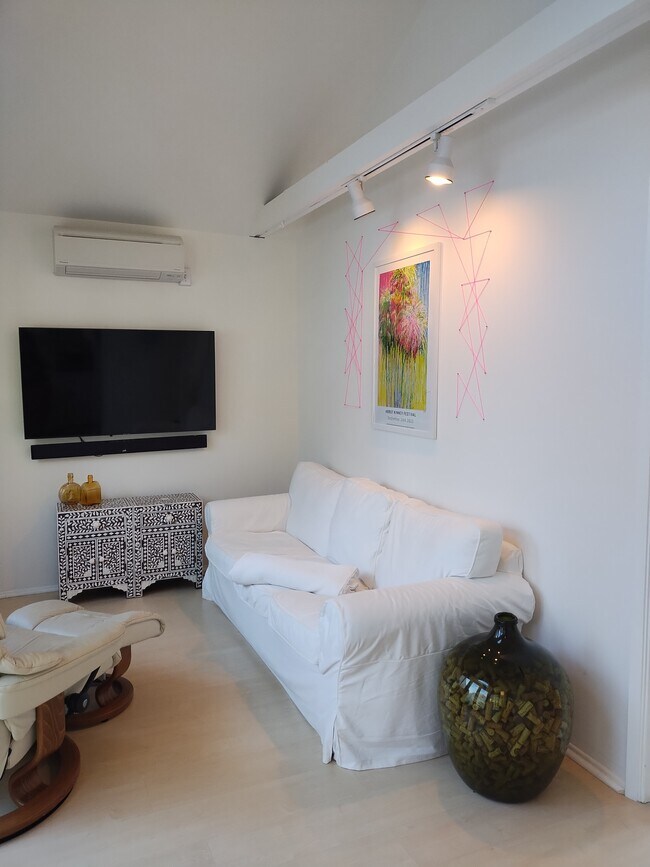 Building Photo - 411 Linnie Canal