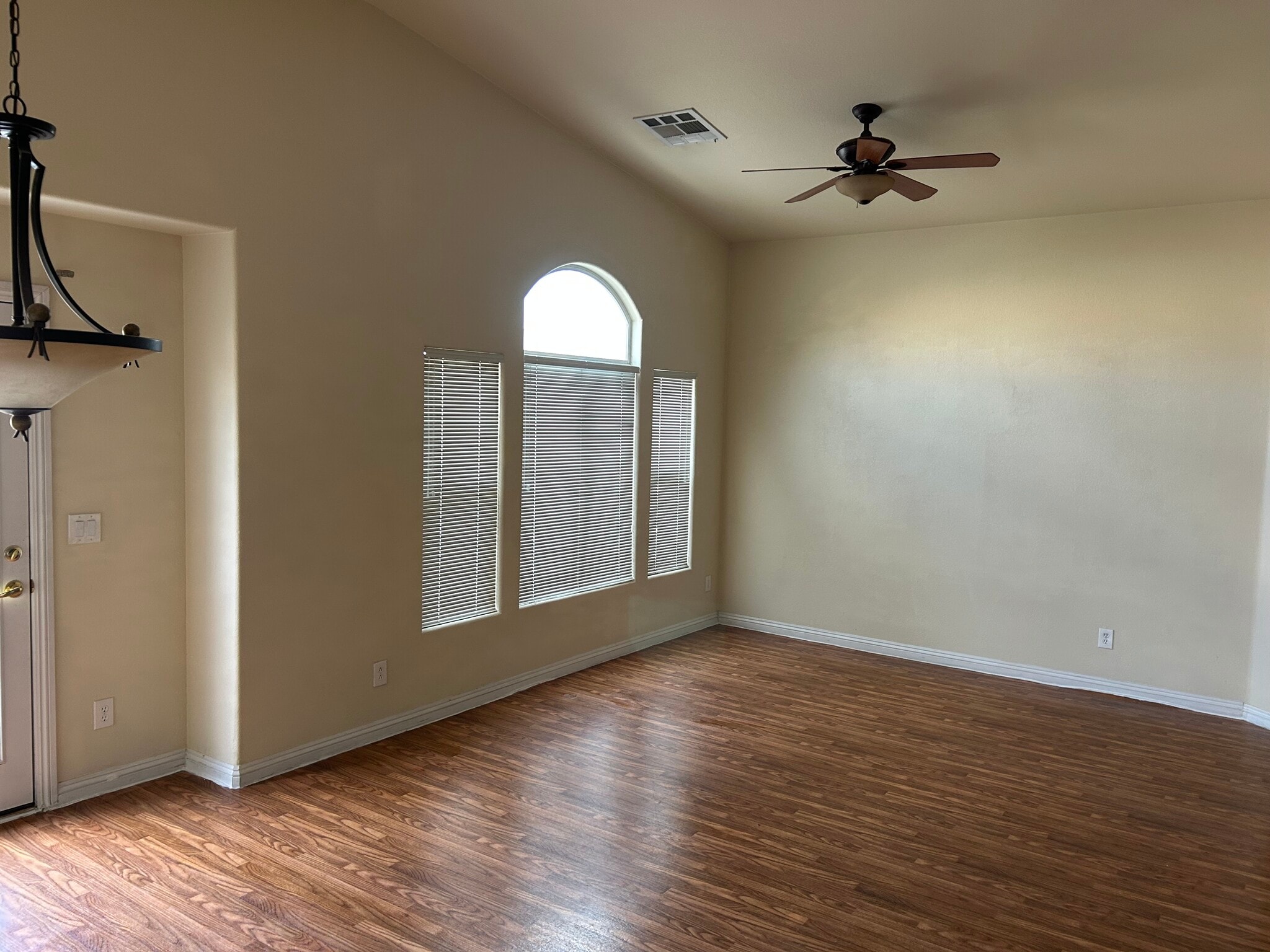 Building Photo - 10573 Petricola St