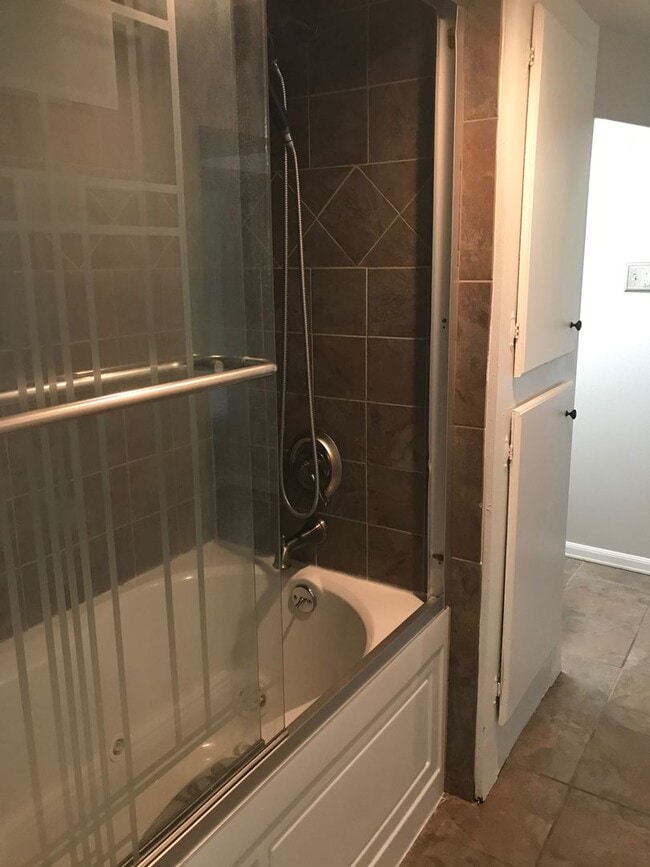Building Photo - 2 BEDROOMS, 2 BATHROOMS, WITH 2 BONUS ROOMS AND A SECOND KITCHEN!