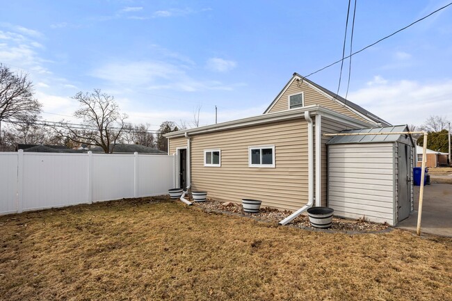 Building Photo - Three Bedroom One Bathroom Appleton House