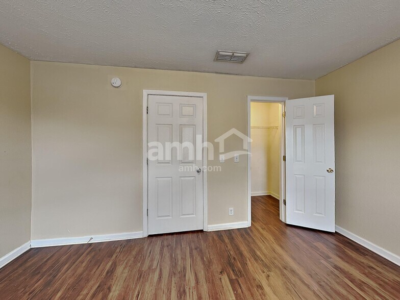 Building Photo - 913 Tom Hailey Blvd