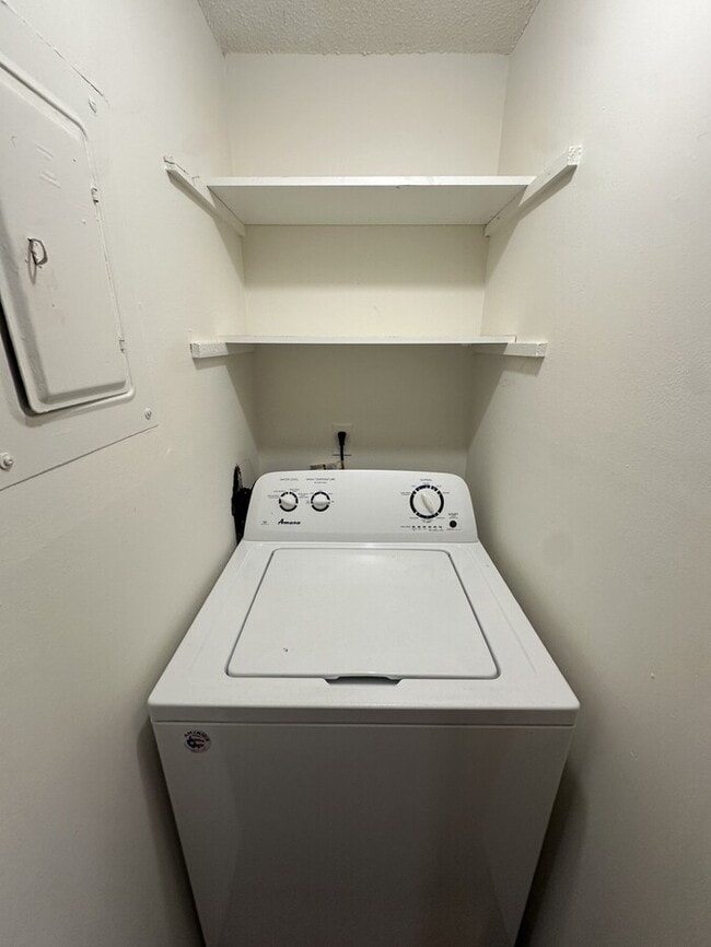 Building Photo - 2365 Champion Ct