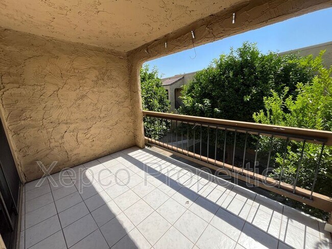 Building Photo - 5300 E Waverly Dr