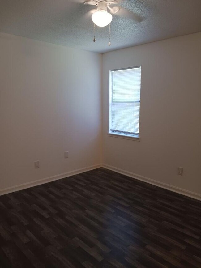 Building Photo - 3 Bed Townhome in N Chas!