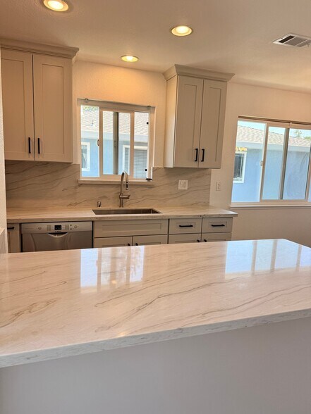 Building Photo - 1265 Bouret Dr