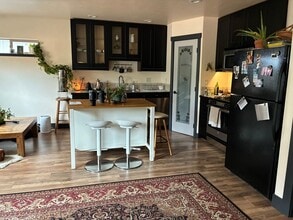 Building Photo - Charming and secluded Westside Bend apartment