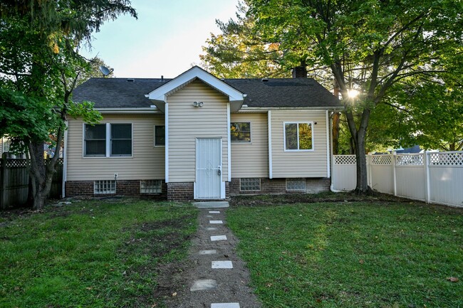 Building Photo - Cozy Home in Cleveland - Lyndhurst