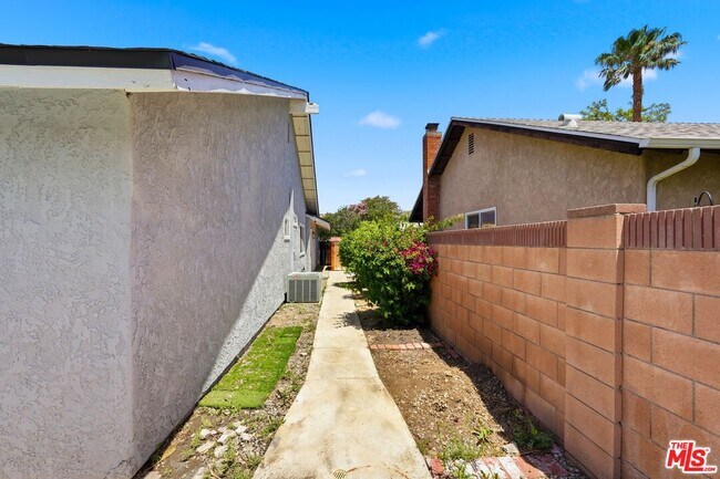 Building Photo - 5920 E Malton Ave