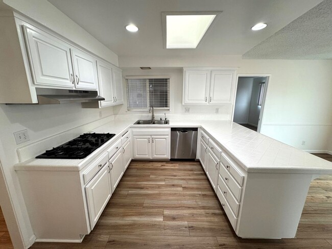 Building Photo - Refurbished East Ventura Home