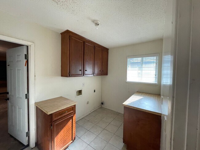 Building Photo - 3/2 Southside 1800 sqft, pet friendly, enc...