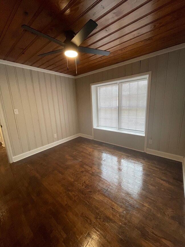 Building Photo - 909 Sandalwood Dr