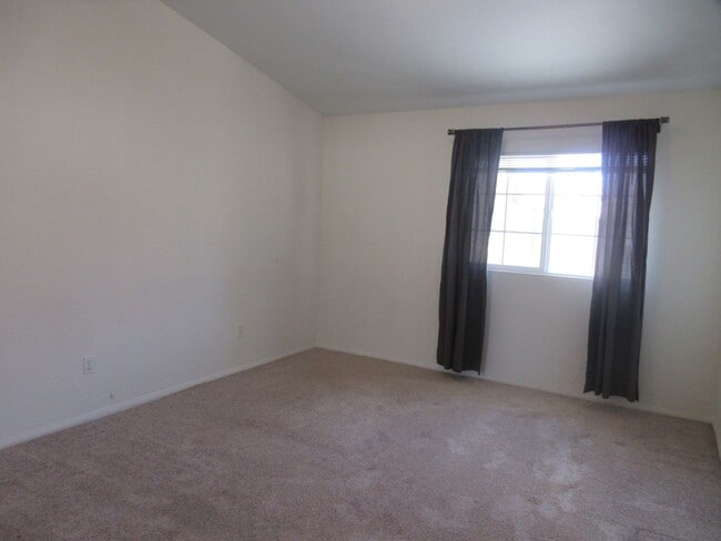 Building Photo - Wonderful 3 bedroom, 2.5 bath townhome on ...