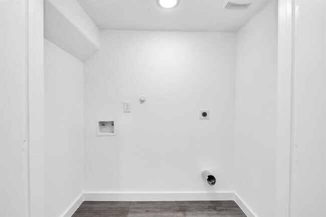 Building Photo - 2322 Wavell St