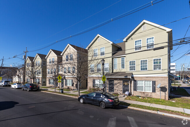 Building Photo - Water's Edge Crescent