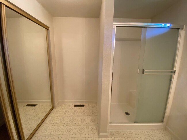 Building Photo - 1001 Sunburst Dr