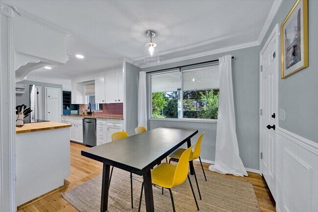 Building Photo - 7/1 Kent East Hill 4 bedroom rambler with ...