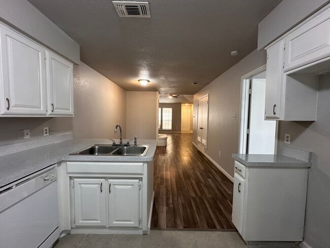 Building Photo - Spacious 3 bedroom, 2 full Bath Duplex Loc...