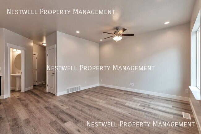 Building Photo - 1562 W State Rd