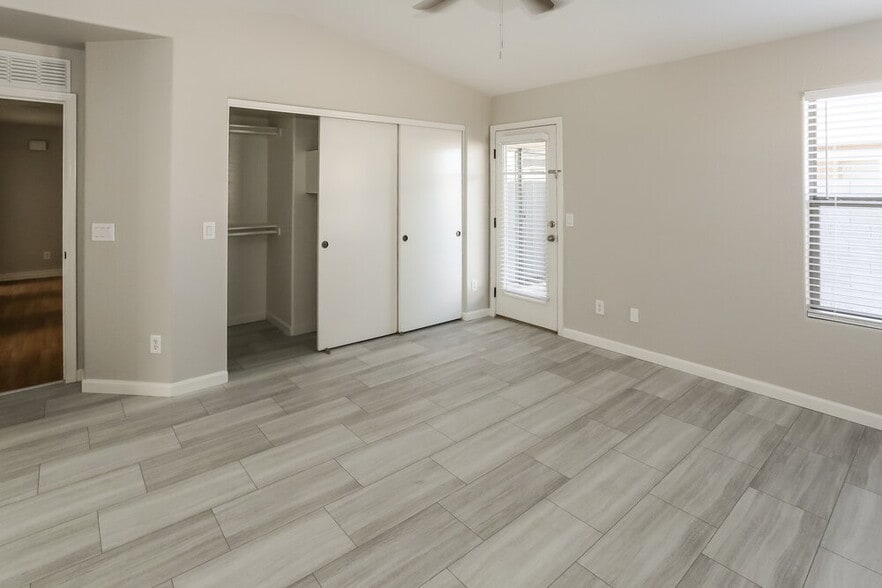 Building Photo - 2709 N 107th Dr