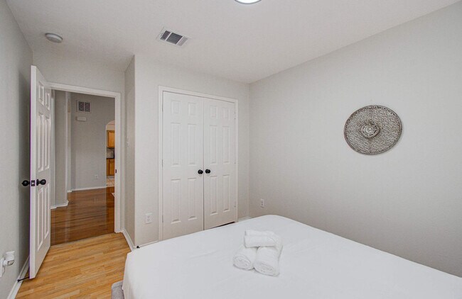 Building Photo - 7211 Crescent Mills Dr