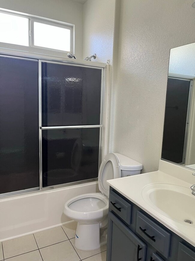 Building Photo - 3 bedroom 2 bath home with large yard avai...