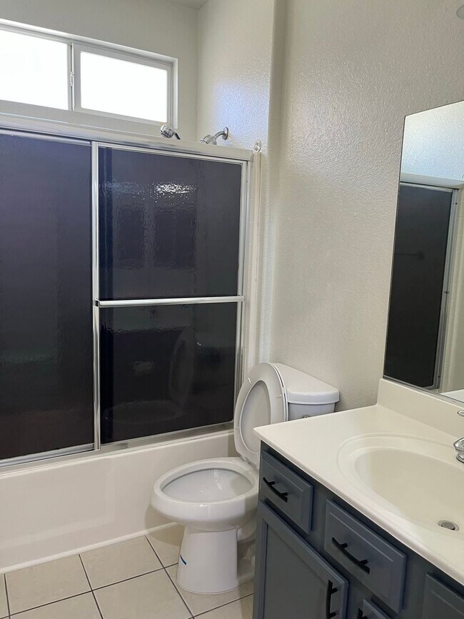 Building Photo - 3 bedroom 2 bath home with large yard available in Adelanto!