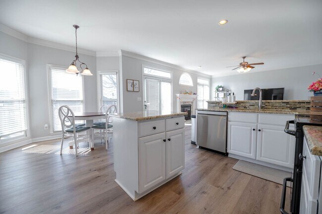 Building Photo - Spacious home situated on a fantastic cul-...