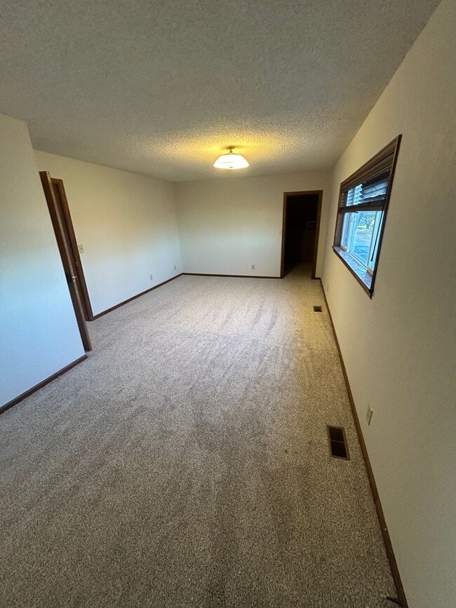 Building Photo - 4 Bedroom, 2 Bathroom House in Lynden with Fenced Yard