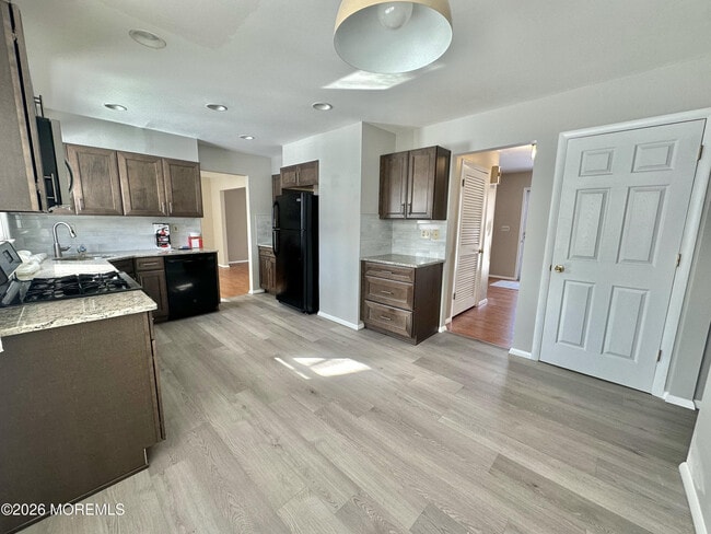 Building Photo - 382 W Park Ave