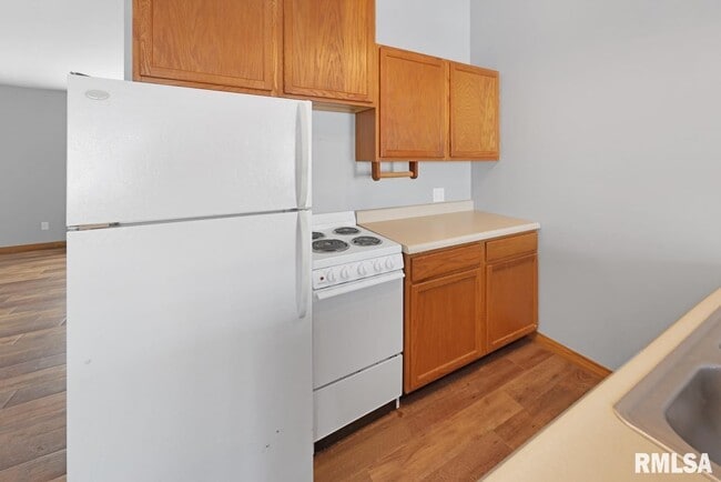 Building Photo - 103 E 2nd St