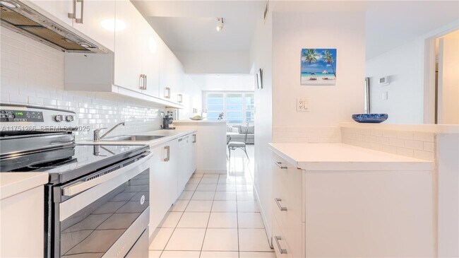 Building Photo - 100 Lincoln Rd