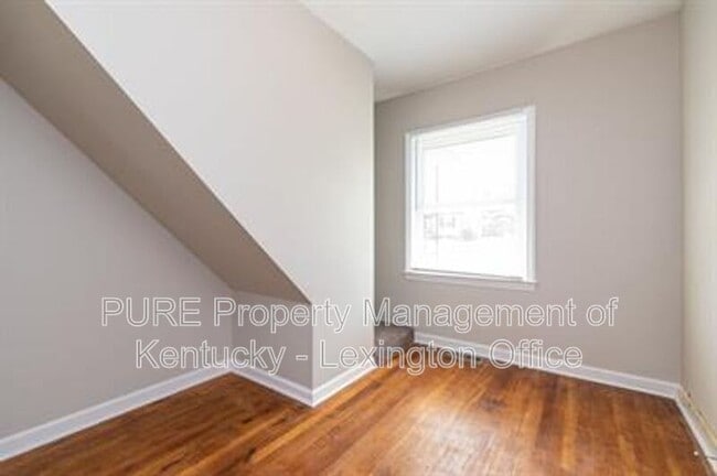 Building Photo - 817 Marcellus Dr