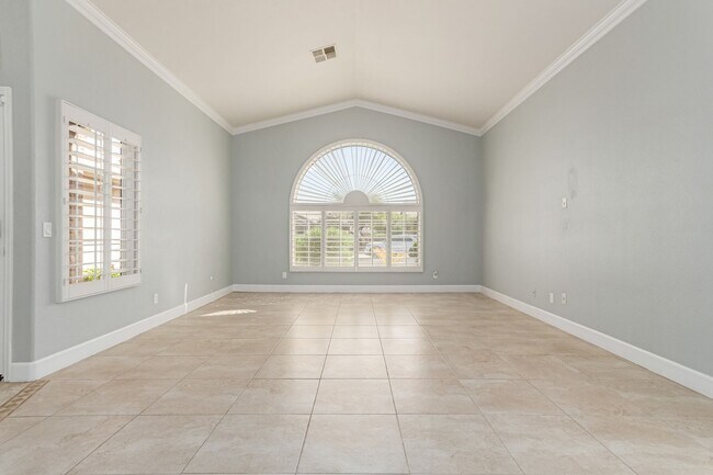 Building Photo - 4 bed 2 bath Stunner w/ Sparkling Pool